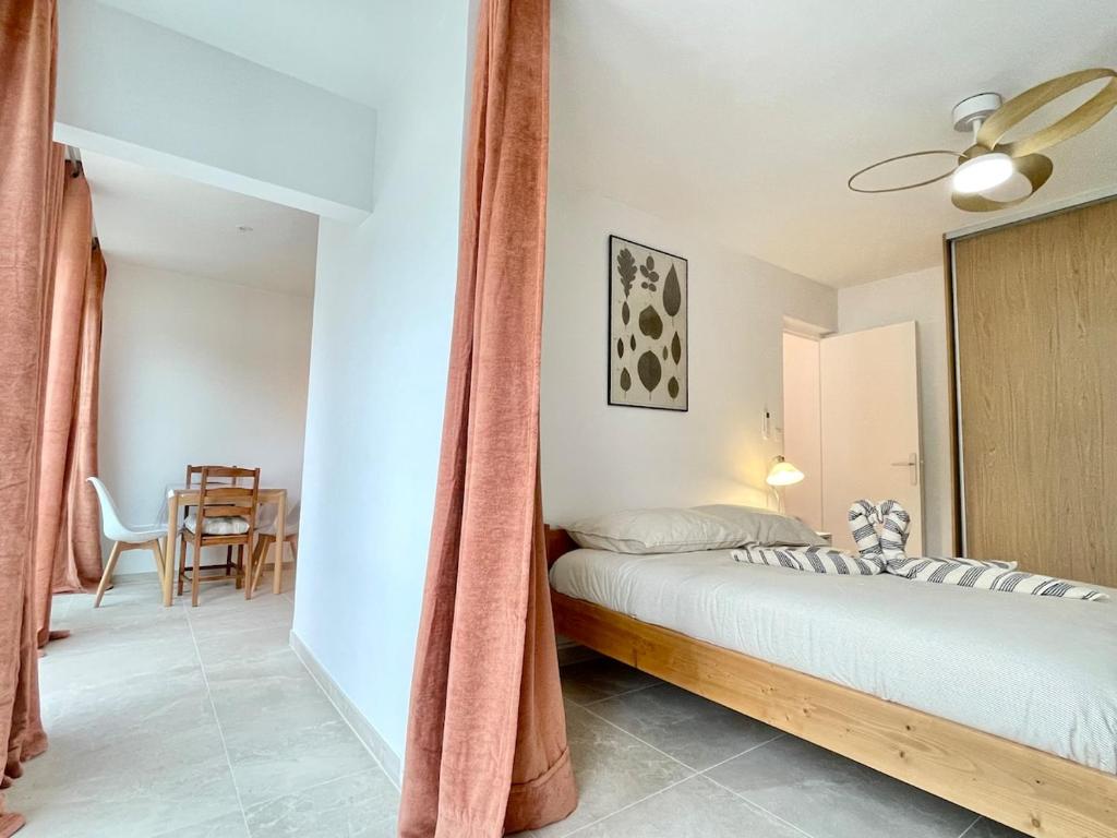 Charmant 1-Bedroom Apartment - Parking - 4 People - 3 Minutes to Point Zéro Beach