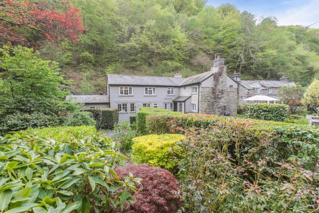a large house in the middle of a garden at 4 Bed in Looe oc-p00795 in Lansallos
