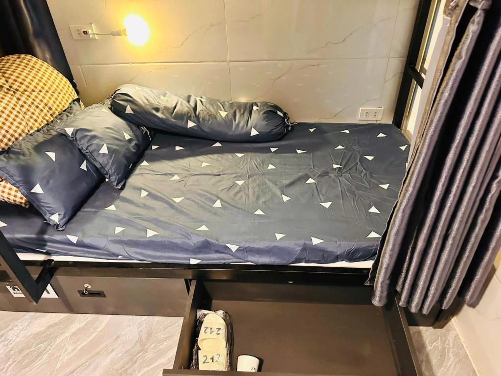 a small bed in a small room in a trailer at Nhà trọ Lý Liêm in HÆ°ng YÃªn