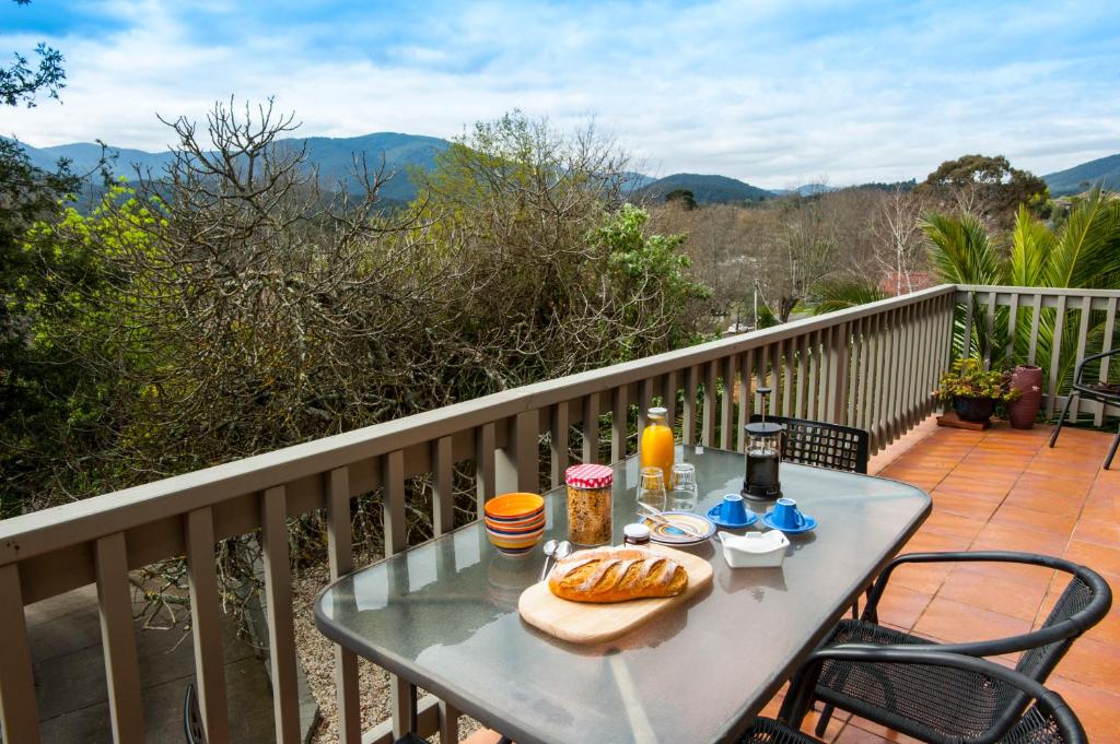 una mesa con comida en la parte superior de un balcón en Healesville Apartments, en Healesville