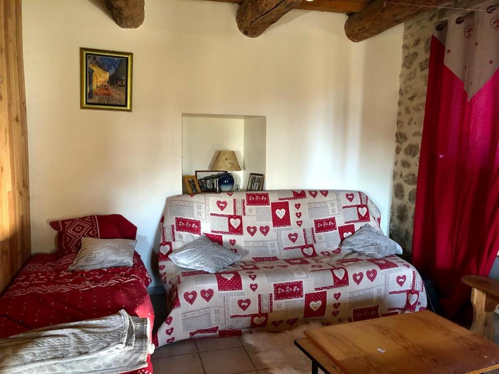 a room with a bed and a pile of presents at Petit chalet rénové in Grandrif