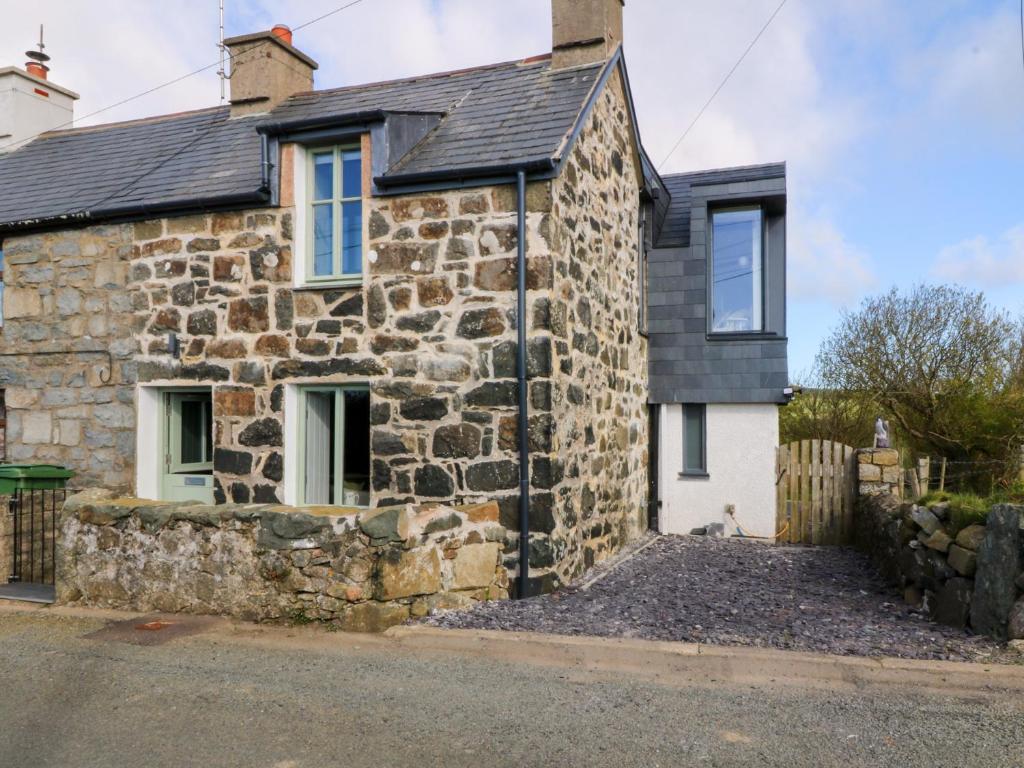 an old stone house on the side of a street at Seren Fach in Pwllheli