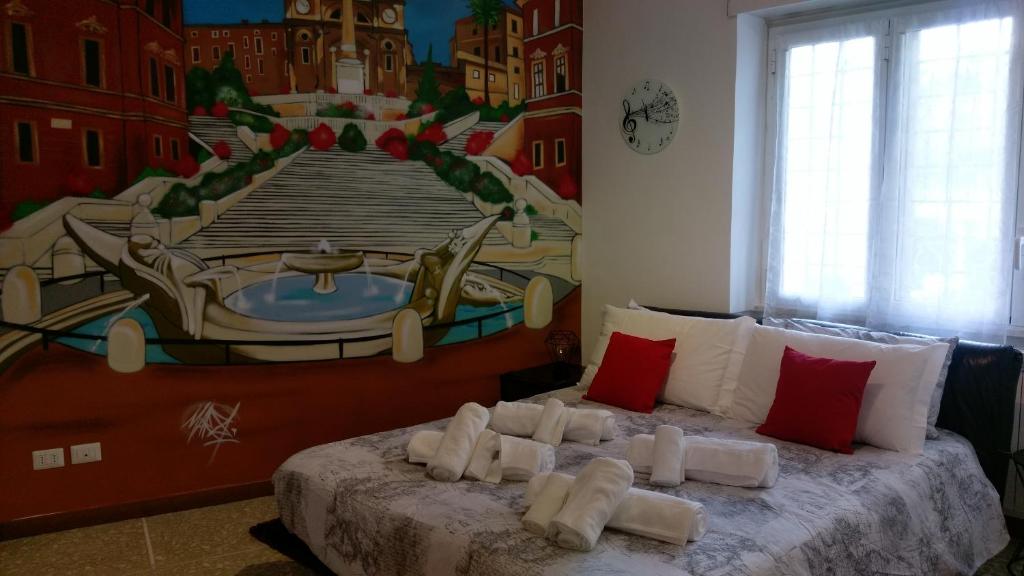 una camera da letto con un grande letto e un dipinto sul muro di The Pope At The Window a Roma