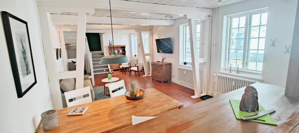 a living room with a table and a dining room at Brasseriehof Historisches Fachwerkhaus in Flensburg 115 m2 Innenhof Parkplatz in Flensburg