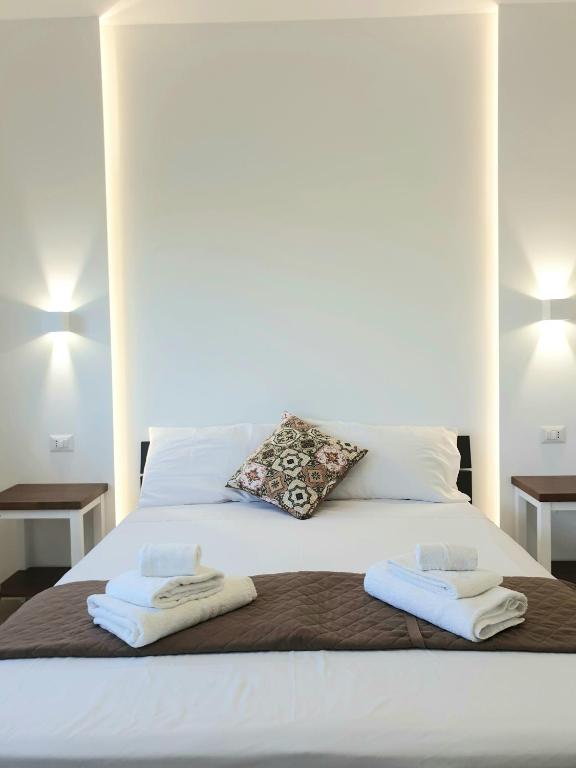 Camera Superior del B&B Colori del Salento con letto matrimoniale e finiture nuove