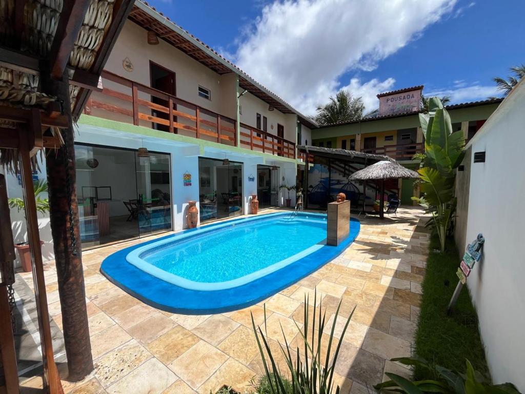 a swimming pool in the courtyard of a house at Pousada Viva Santo Amaro in Santo Amaro