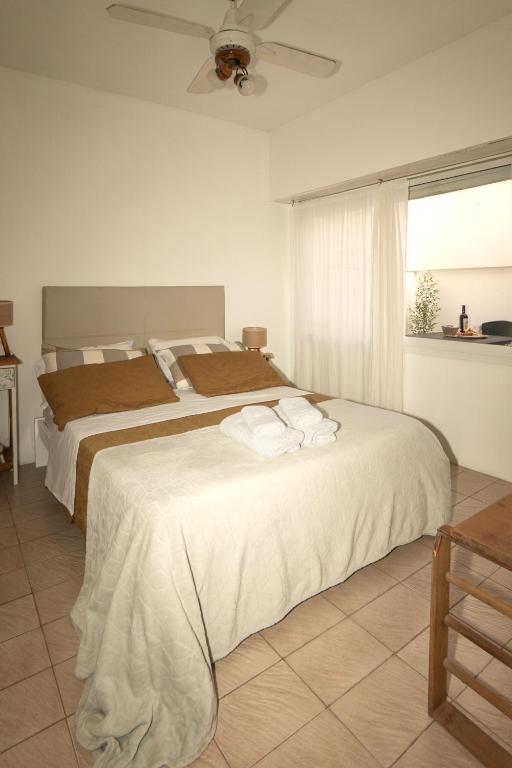 ein Schlafzimmer mit einem großen Bett, auf dem Handtücher liegen in der Unterkunft DEPARTAMENTO cerca de CABA hasta 4 personas Parking Gratis Patio ideal familias estadias cortas por Trabajo Recitales Salud y Capacitaciones in Martínez
