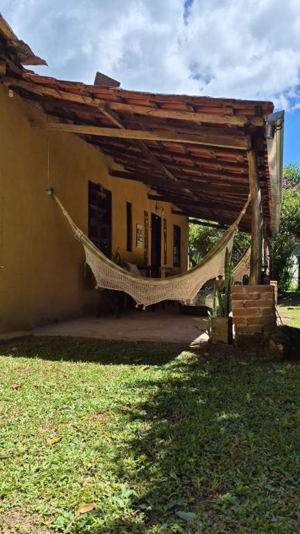 a hammock in front of a house at Ecoturismo Tripuí in Aiuruoca