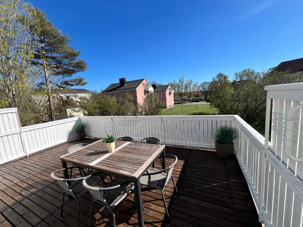 a wooden deck with a wooden table and chairs at Prisvärd & rymlig lgh nära ALV in Vimmerby