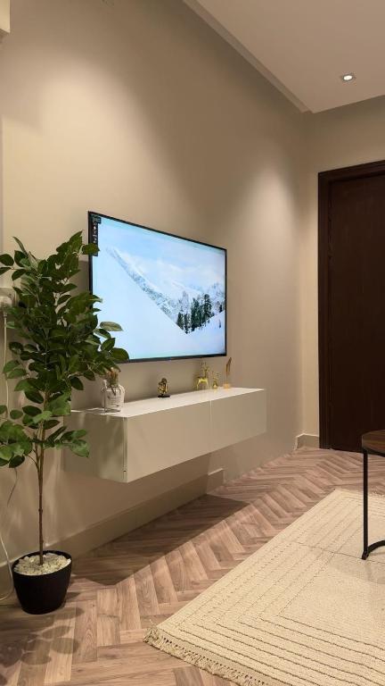 a living room with a flat screen tv on a wall at شقة ذا لوكس لوفت 2 in Buraydah