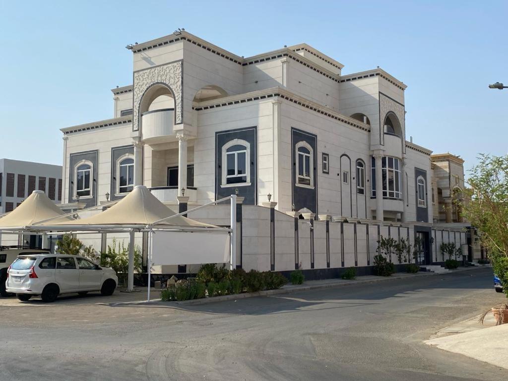 a white car parked in front of a building at فيلا ابو بندر in Jeddah