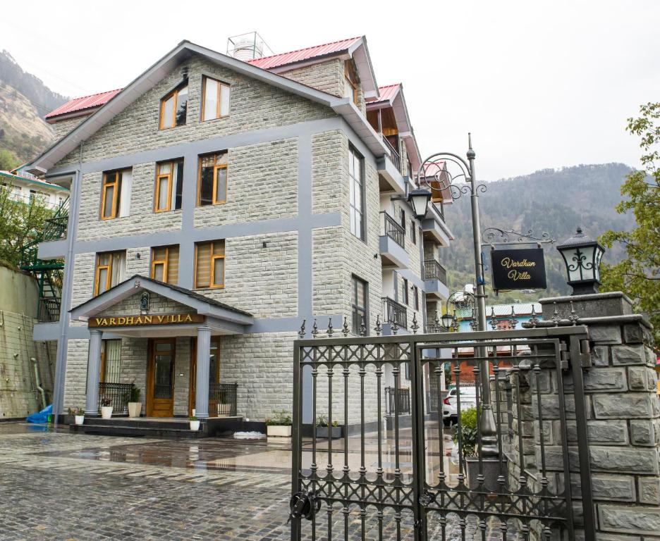 a building with a fence in front of it at Vardhn Villa in Sarāhan