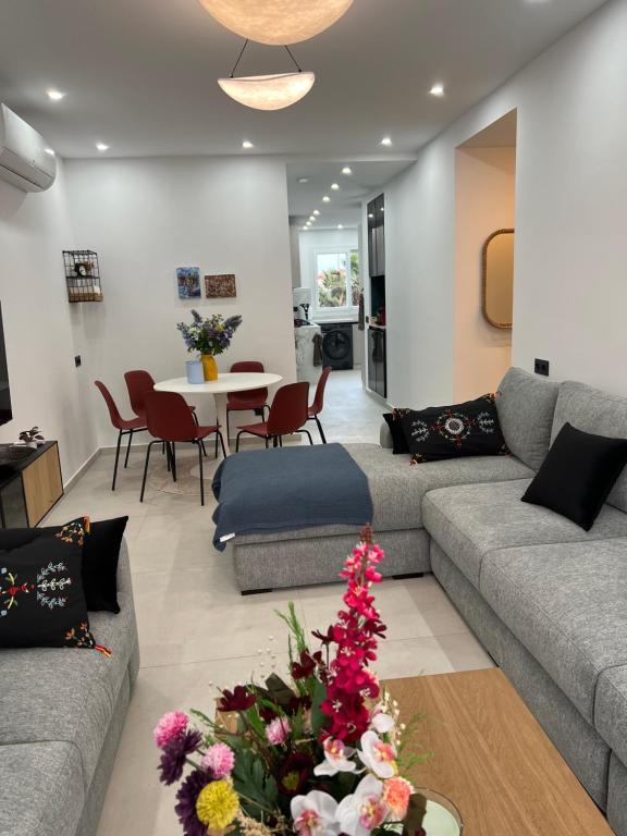 a living room with a couch and a table at Apparemment Martil Sofia bay in Martil