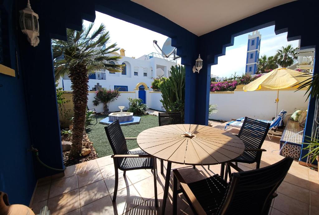 a patio with a table and chairs and a courtyard at El sueño de Rocío in Roquetas de Mar