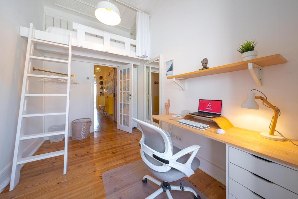 Workspace evidence from Wanderful Home - Travel Themed Apartment