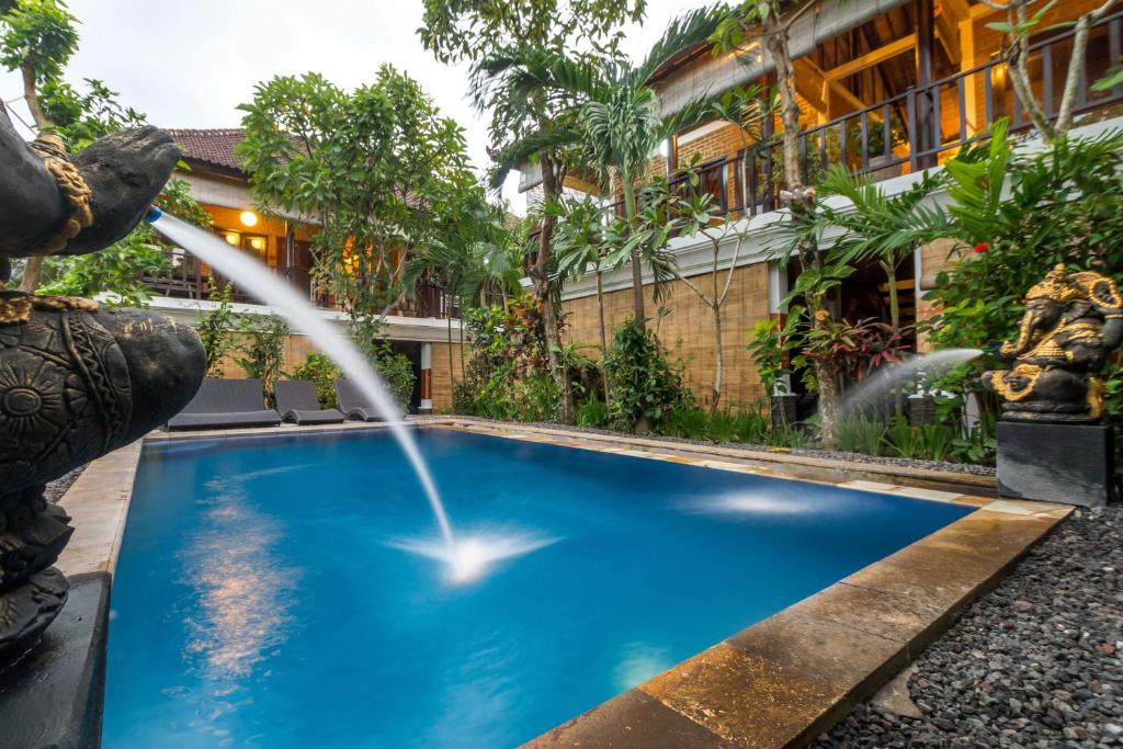 une fontaine devant un bâtiment dans l'établissement Tropical Bali Hotel, à anur