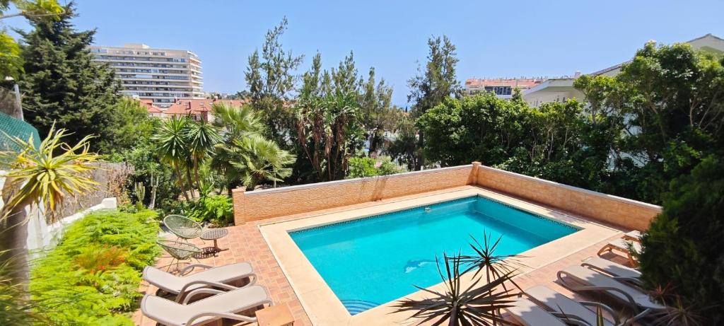 a swimming pool on top of a building at Rooms Flor del Pato in Benalmádena