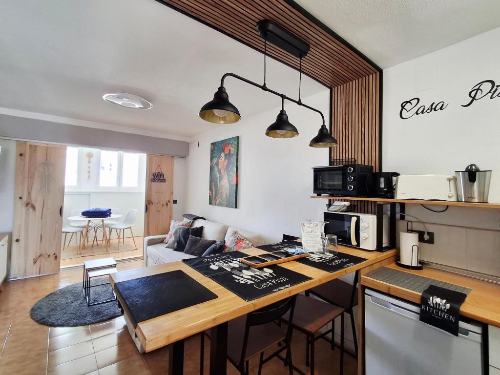 a kitchen and living room with a counter top at Casa Piszi in Torrevieja