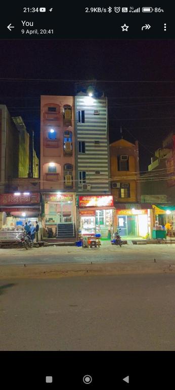 a city street at night with buildings at Soni Hotel in Hanumāngarh