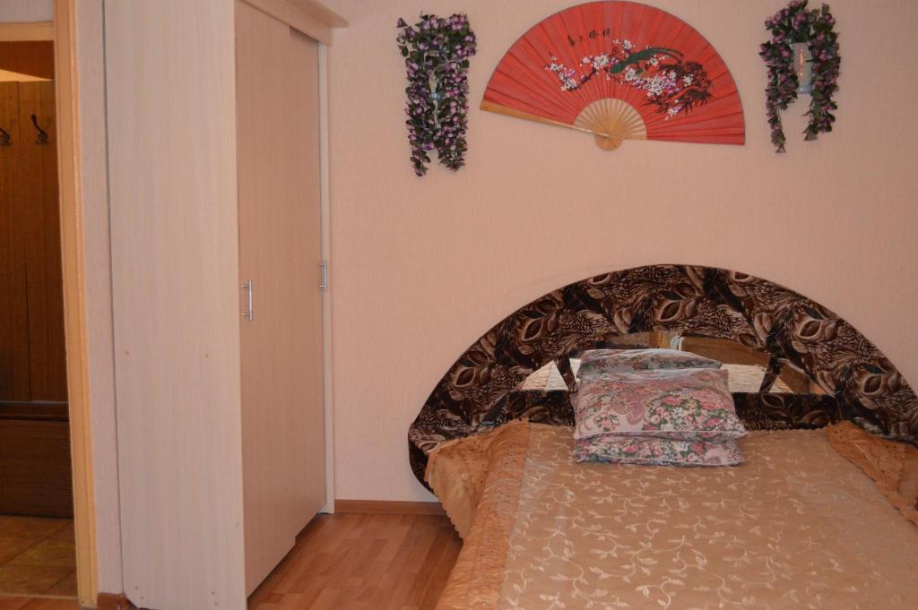 a bedroom with a bed with a head board at Apartaments at Shevchenko 66 in Smolensk