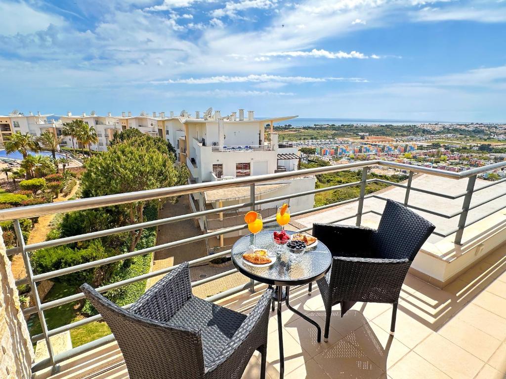 Luxshore - Sunset Penthouse with Panoramic Views