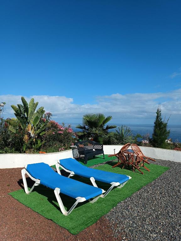two blue and white chaise lounges on the grass at Vivaldi Summer in Icod de los Vinos