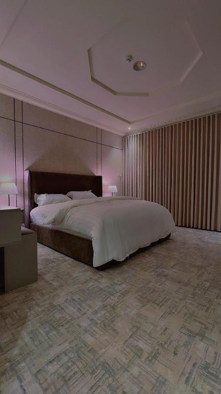 a large bedroom with a large bed in it at شقة سُبات الفندقية الفاخرة in Buraydah