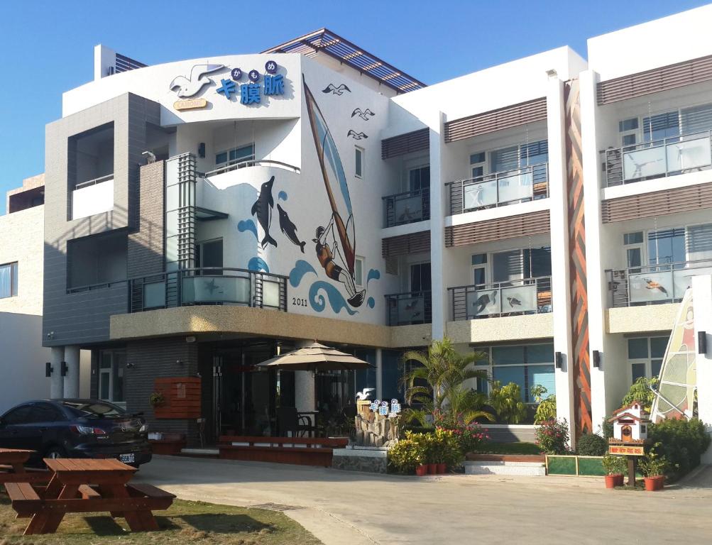 馬公市的住宿－卡膜脈民宿，一座建筑,上面画着海豚