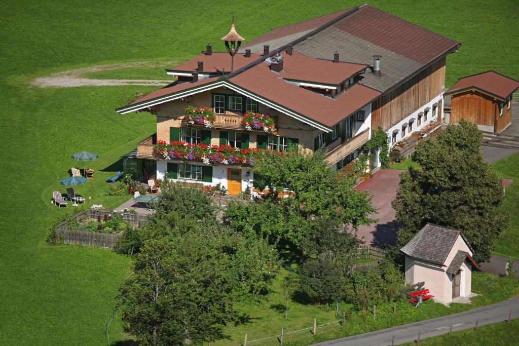 einen Ausblick über ein großes Haus mit Blumen darauf in der Unterkunft Lindenhof in Kitzbühel
