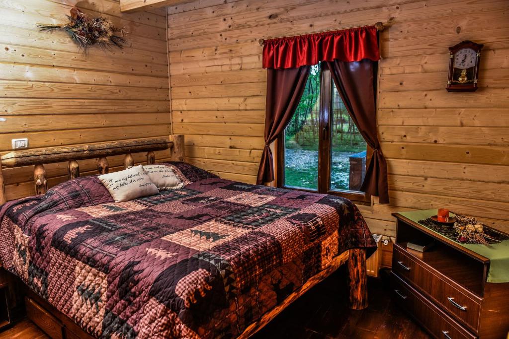 Postel nebo postele na pokoji v ubytování The Little Mountain Cabin