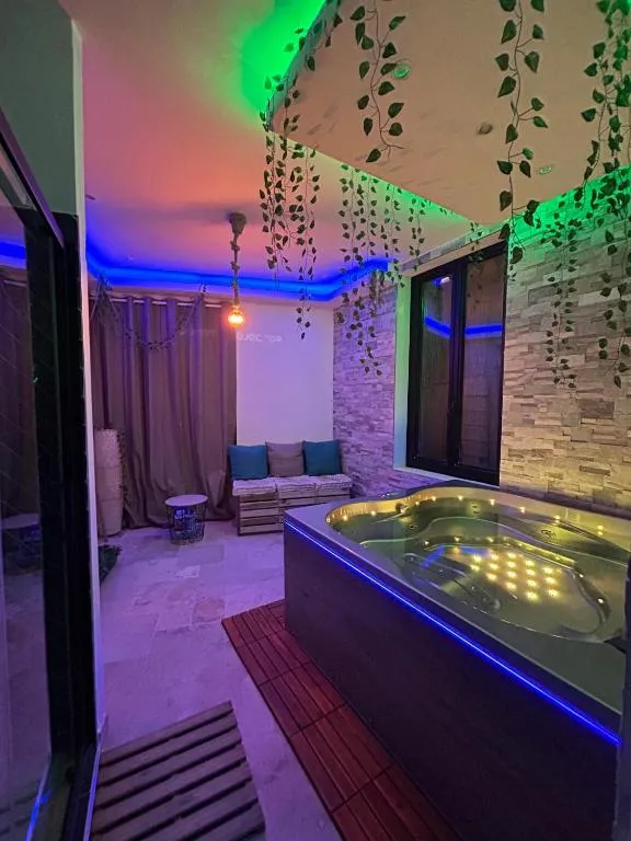 Love room - Jacuzzi - Netflix - Clim - 3min train station