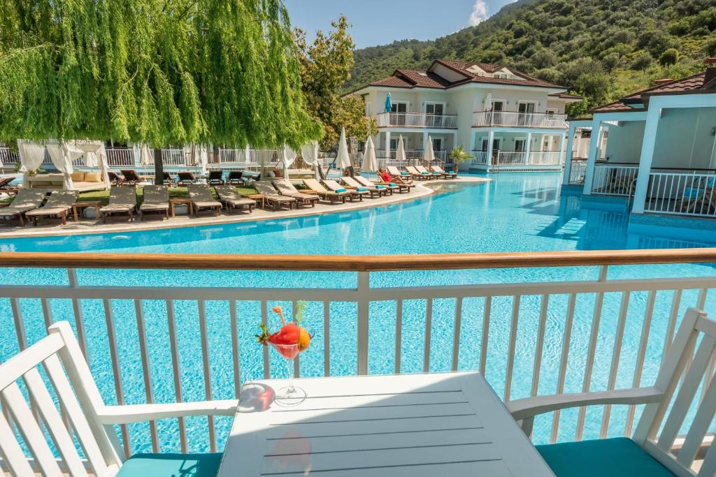 Bazén v ubytování Mozaik Hotel nebo v jeho okolí