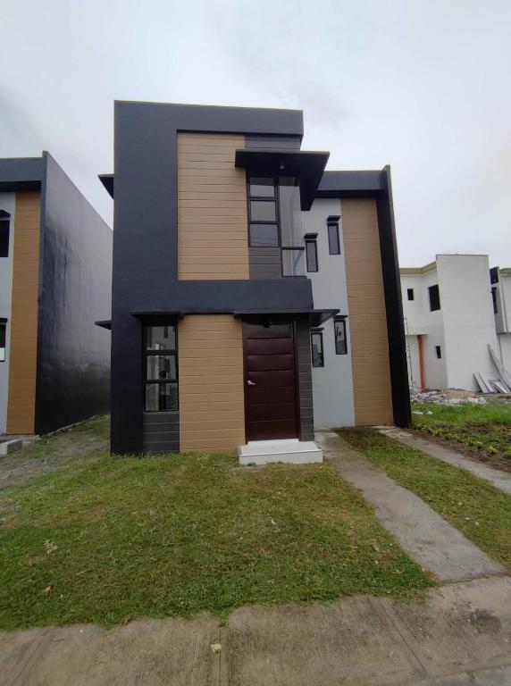 a house with a brown door in a yard at A Peaceful House in Mexico