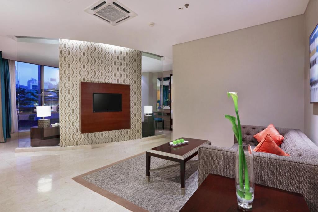 TV a/nebo společenská místnost v ubytování The Grove Suites by Grand Aston