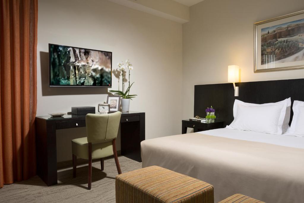 Postel nebo postele na pokoji v ubytování Ein Kerem Hotel