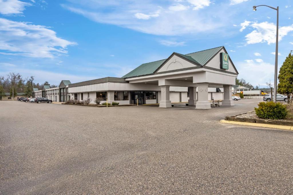 Quality Inn & Suites - Housity