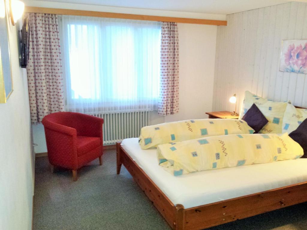 Ένα ή περισσότερα κρεβάτια σε δωμάτιο στο Hotel Tschuggen