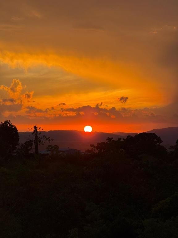 a sunset with the sun setting in the horizon at Cabinas El Mirador in Canoas