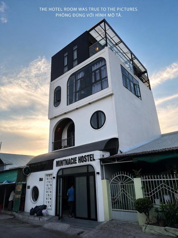 a building with a sign that reads the truth room was true to the picturesitive at Khách Sạn MINTNACIE in Phan Rang–Tháp Chàm