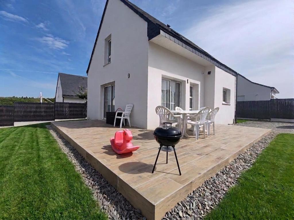 a patio with a table and chairs and a grill at YDIWEN Maison Tregunc in Trégunc