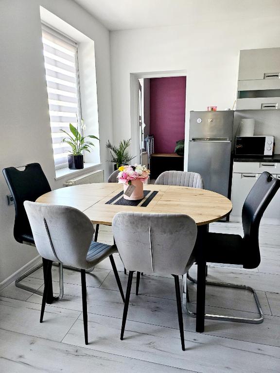 a dining room table and chairs in a kitchen at Dom na wynajem Pasym in Pasym