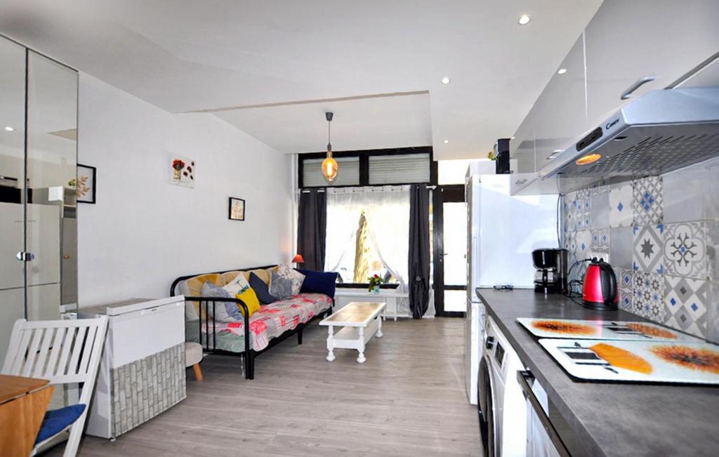 2 Bedroom Lovely Home In Canet-En-Roussillon Pl