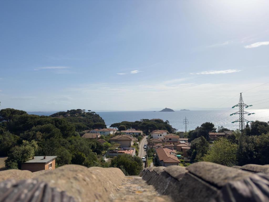 a view of a town with the ocean in the background at La casina di Sara in Cavo