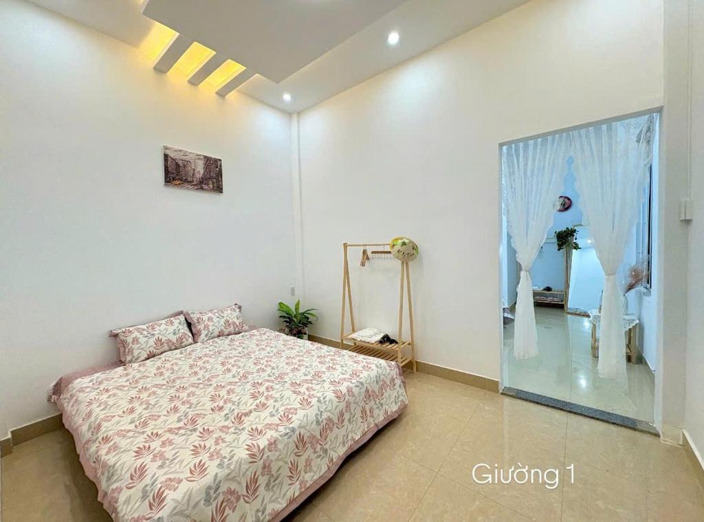 a bedroom with a bed and a large window at mongmerhomestay in Thôn Lại Thê