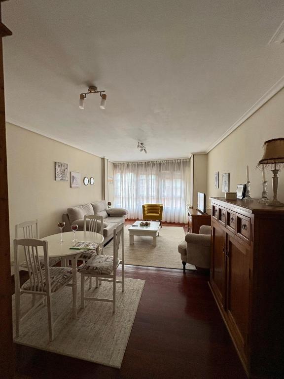 a living room with a table and a couch at Saron Centro in Sarón
