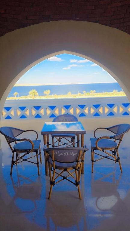 zwei Stühle und ein Tisch mit Blick auf das Meer in der Unterkunft hالاهرام in Tunis