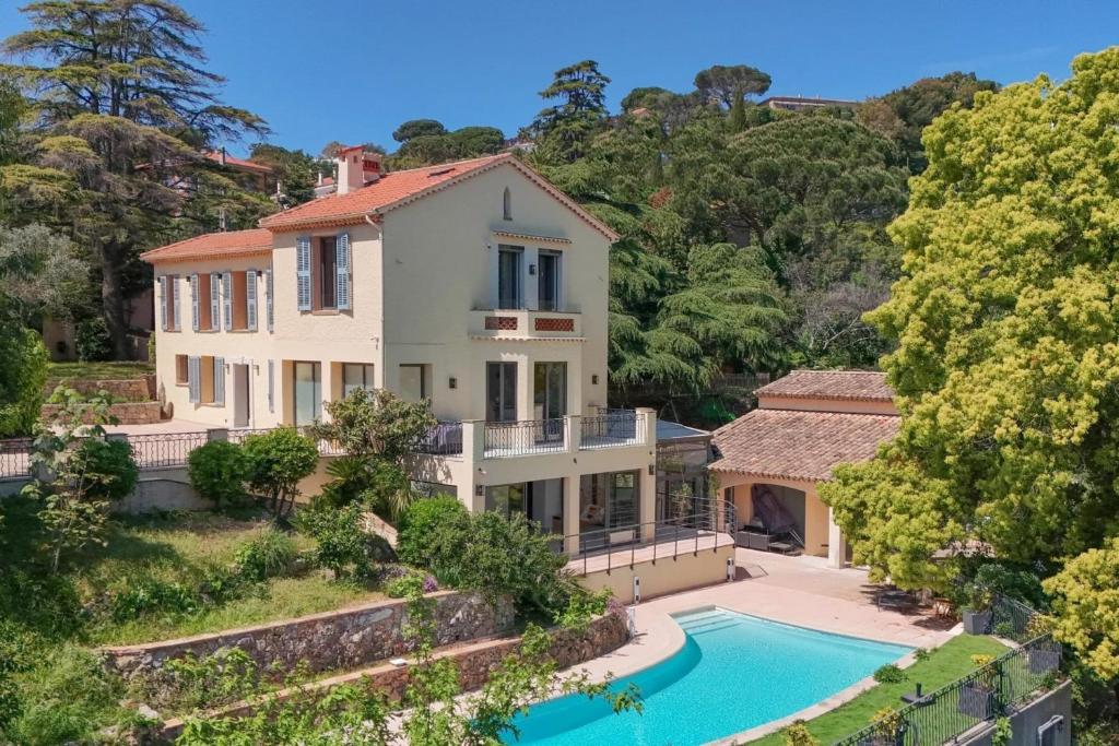 REF 2192 - Contemporary property in Cannes with sea view pool