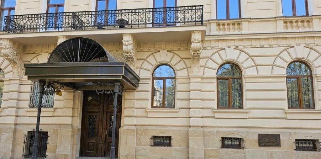 a building with a balcony on top of it at Mini-hotel Franko Park in Lviv