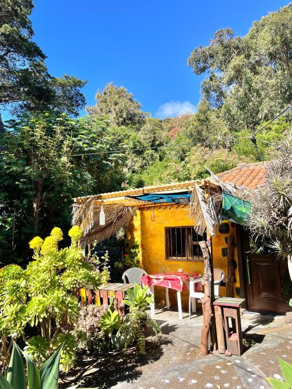 a yellow house with tables and chairs in front of it at Studio Mazo La Habitación in Lodero