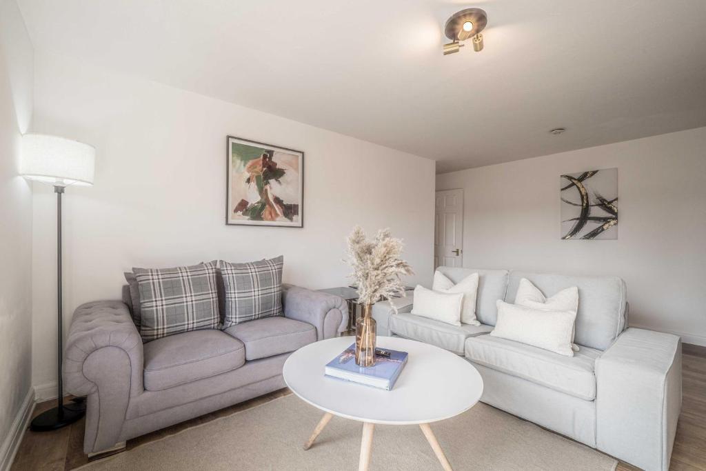 Spacious 2 Bed Apartment, Cobham Town Centre - 两卧室公寓